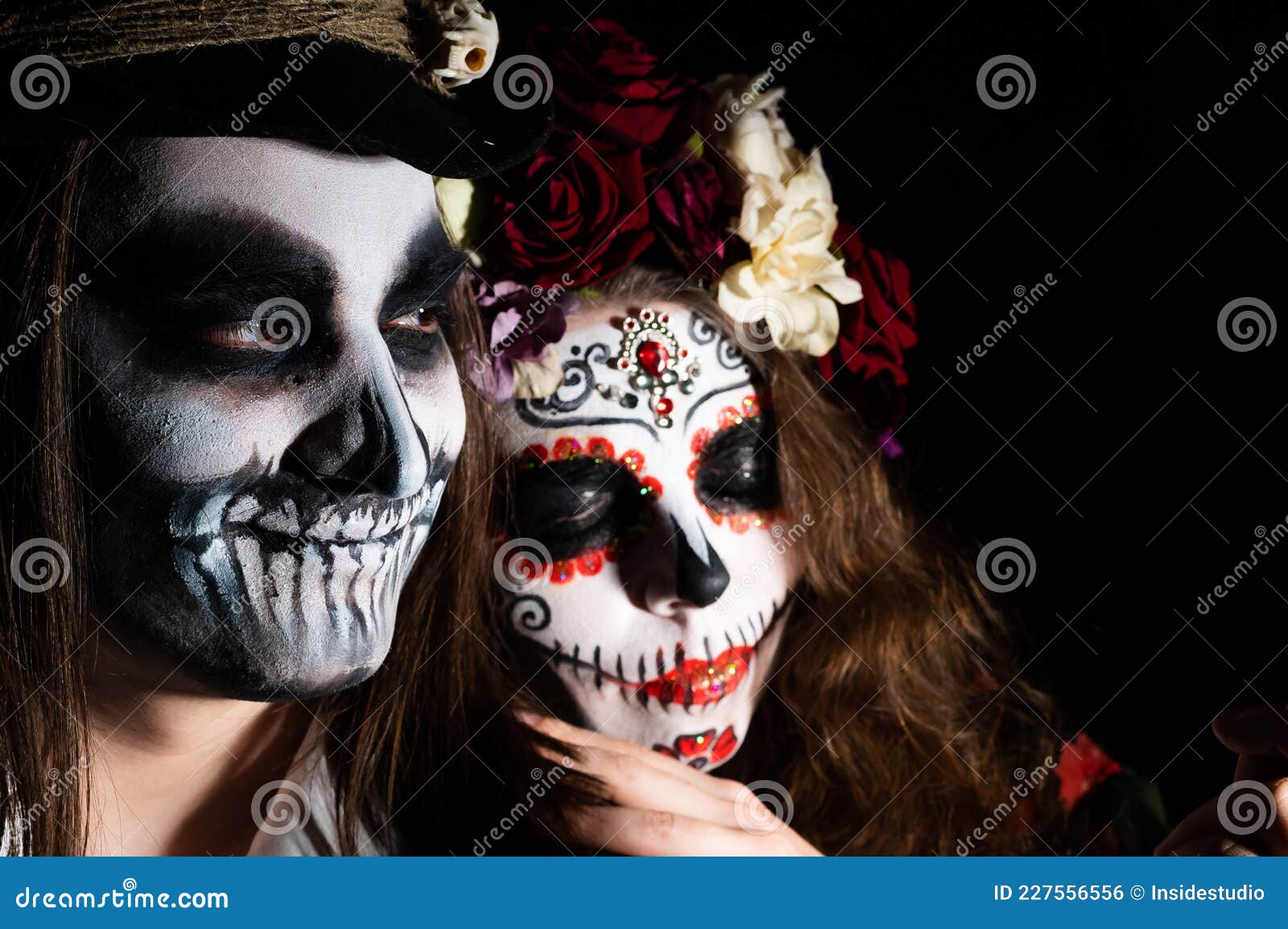 Femme En Costume Santa Muerte Et Homme En Squelette De Peinture Pour  Halloween. Photo stock - Image du fleur, monstre: 227556556