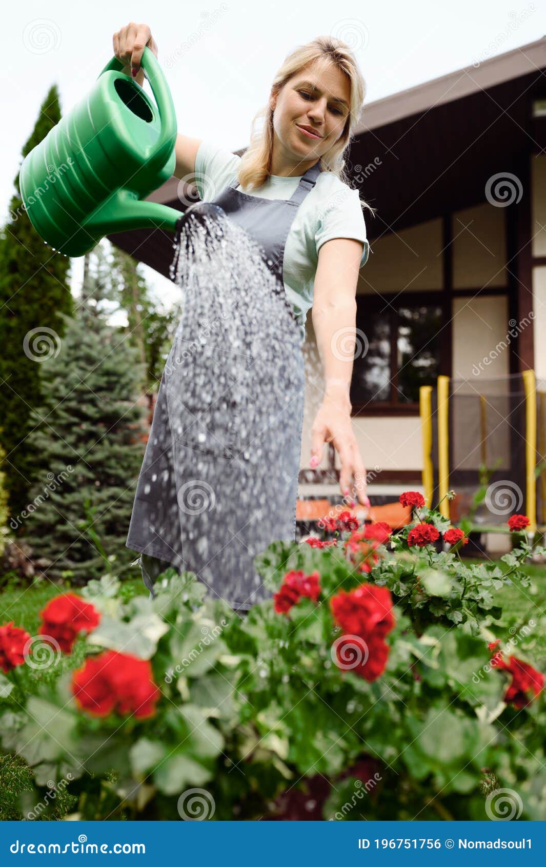 Femme Fatiguée Assise Sur L'herbe Dans Jardin Femme Jardinier