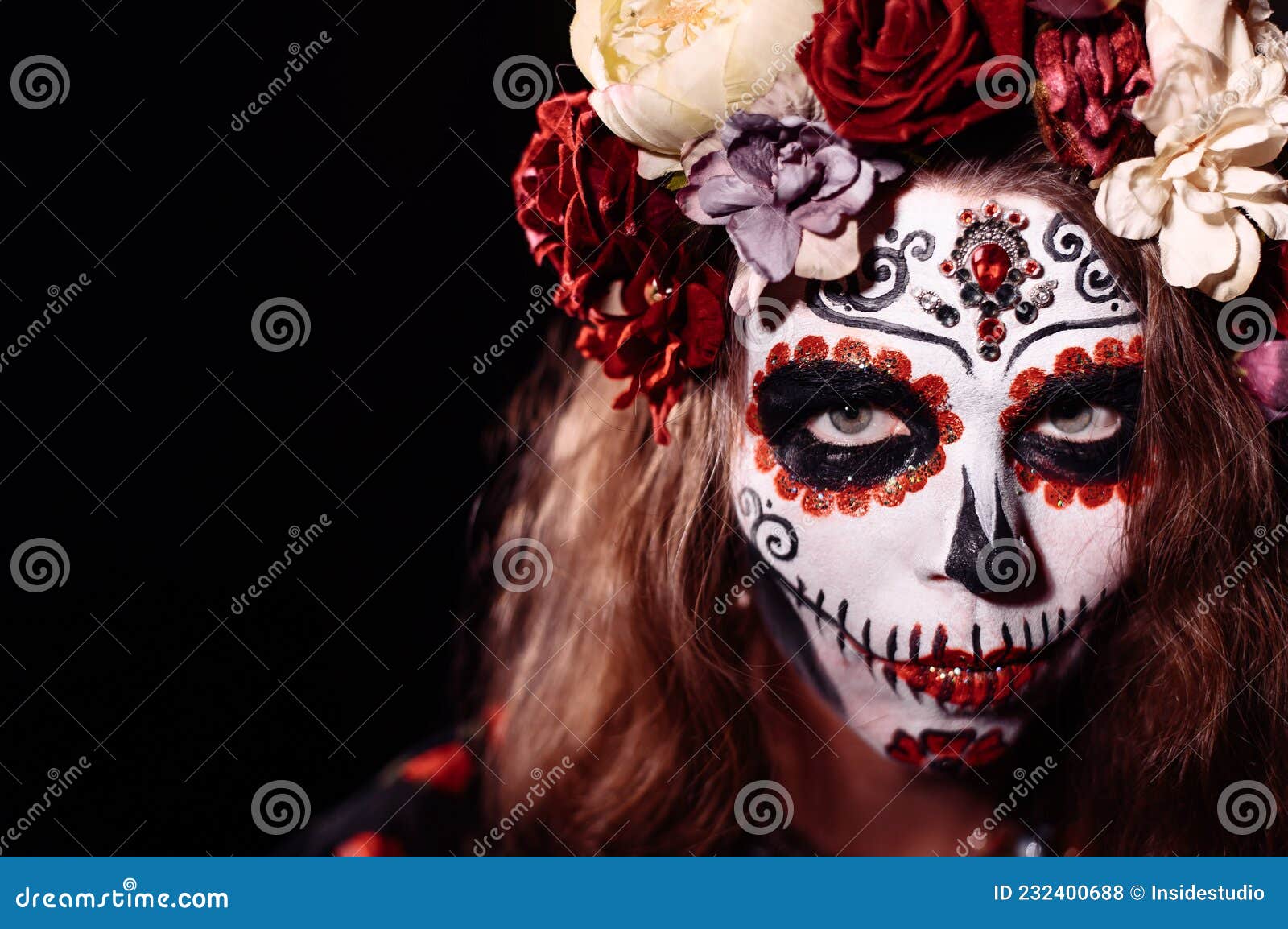 Femme Glamour Portant L'art Corporel Traditionnel Le Jour Des Morts  D'halloween, Ayant Une Couronne De Fleurs. Modèle Féminin Avec Maquillage  Noir Et Blanc Et Costume Saint Santa Muerte En Vacances.