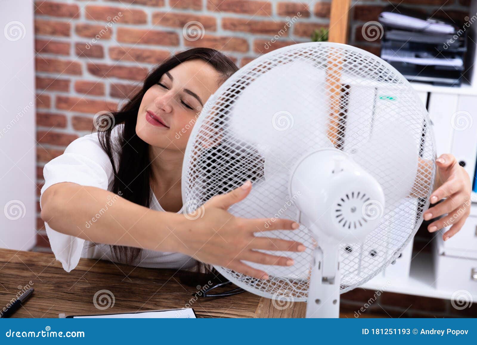 Femme En Profitant De La Brise Avec Le Ventilateur électrique Image stock -  Image du fermé, occasionnel: 181251193