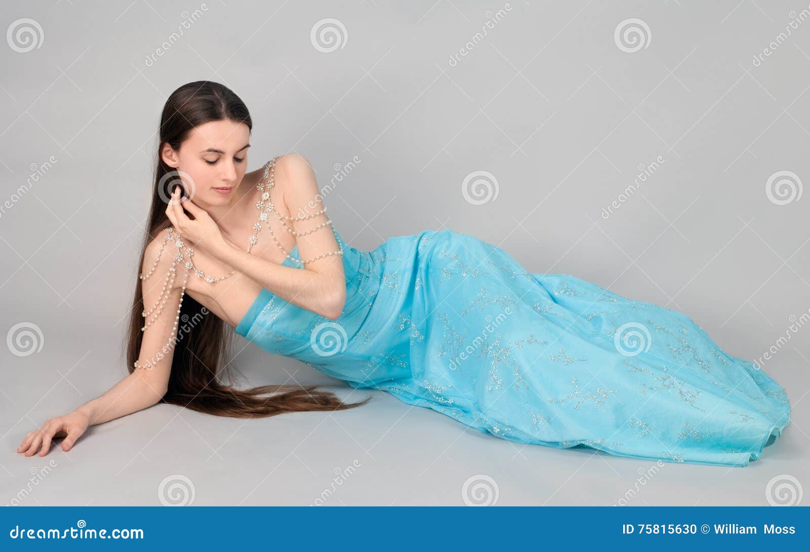 Femme en robe et bijoux. Une image d'une belle femme portant une robe sans bretelles de fantaisie et un collier d'épaule