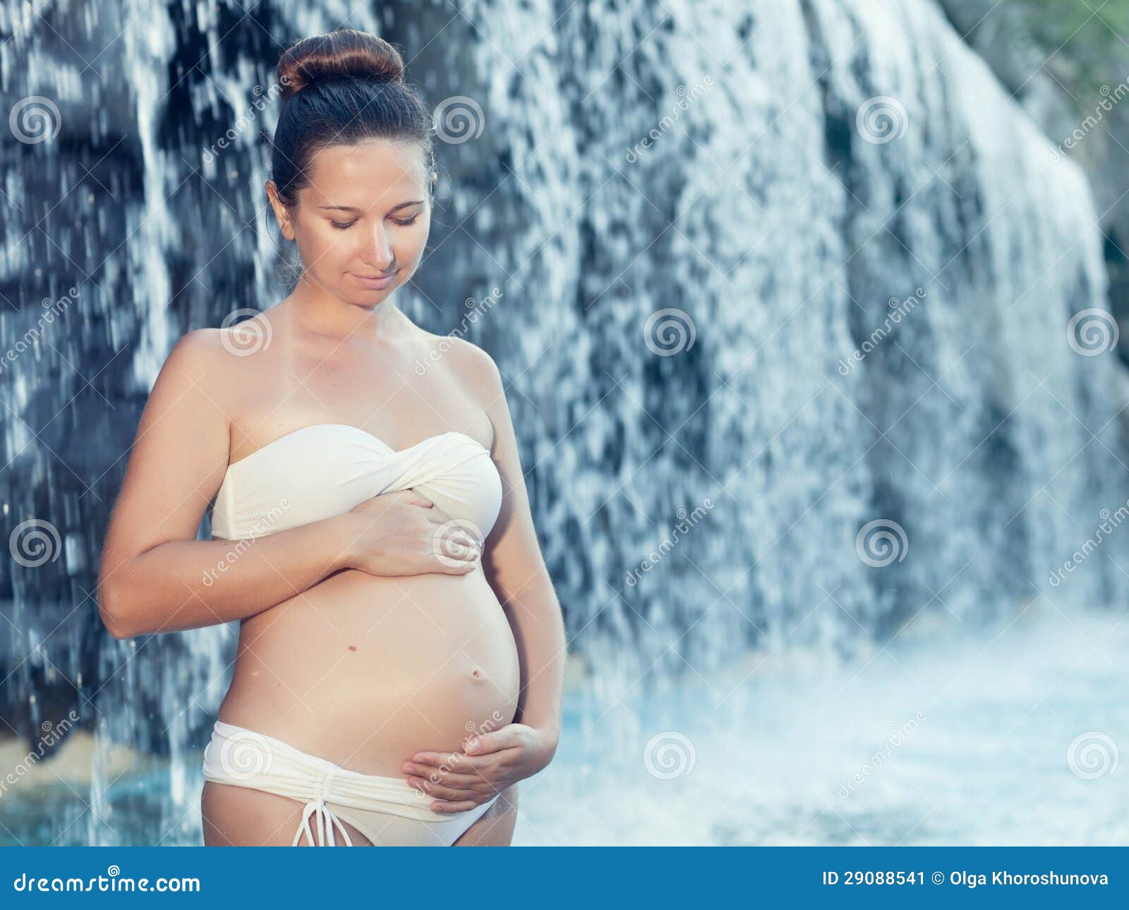 Belle femme enceinte dans la piscine