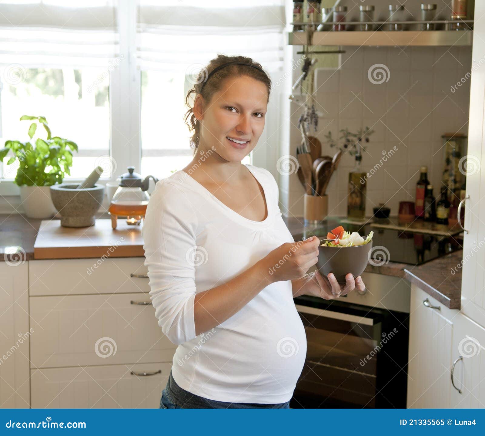 Femme Enceinte Avec De La Salade Image stock Image du sourire, affamé