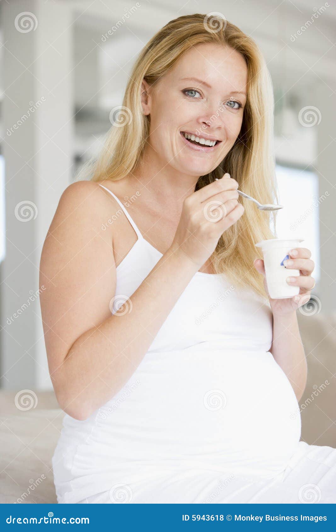 Femme Enceinte Avec Le Sourire De Yaourt Photo stock Image du manger