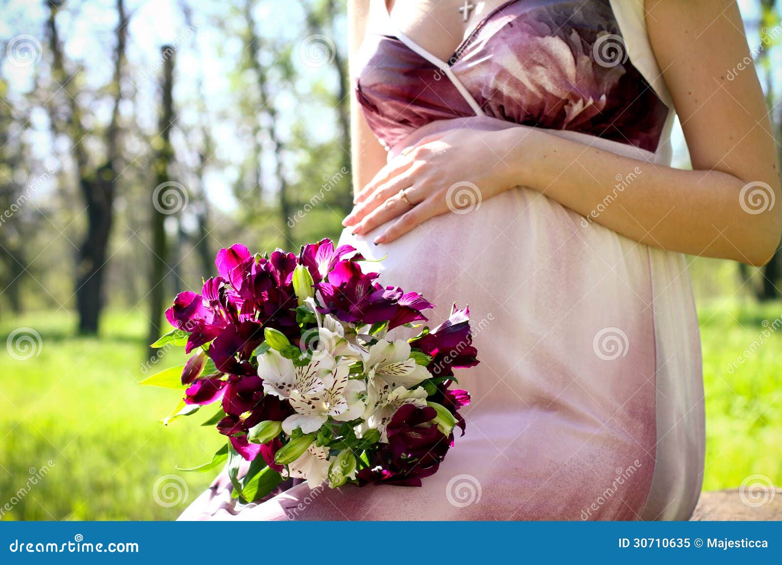 femme-enceinte-avec-un-bouquet-des-fleur