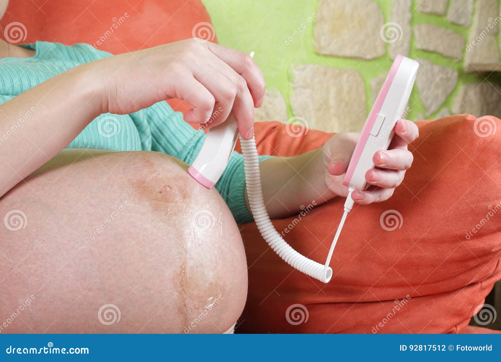 Femme Enceinte Avec Un Doppler Foetal Photo stock - Image du fille, foetal:  92817512