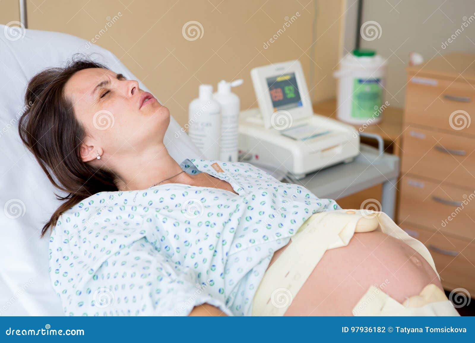 Femme Enceinte Secrète Tenant Une Tablette Pc Photo stock - Image du bosse,  maternité: 223669364