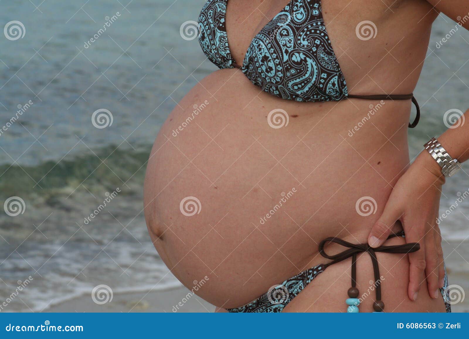 Femme Enceinte Dans Le Bikini Image stock Image du seaside, rivage