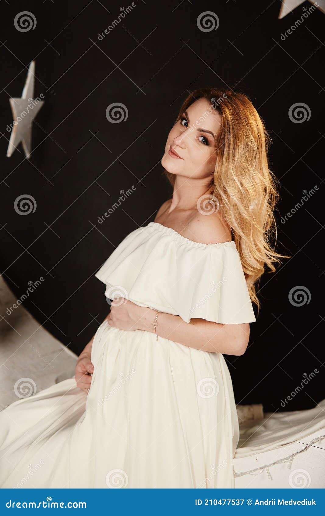 Femme Enceinte En Robe Longue Blanche Touchant Son Ventre En