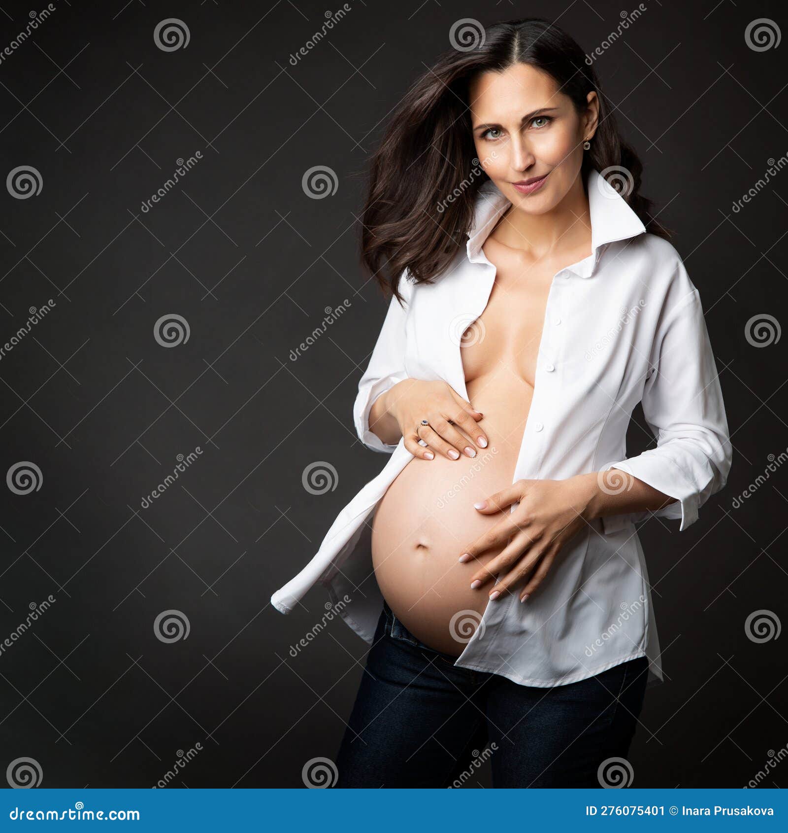 Femme Enceinte En Chemise Blanche Et Jeans En Studio Sur Fond Noir