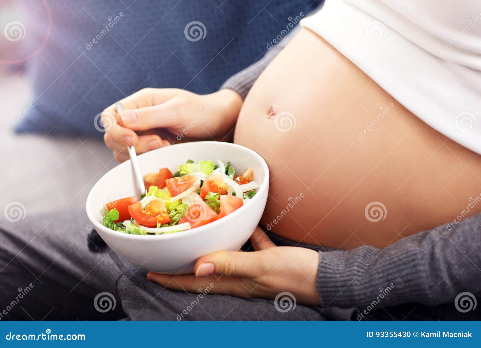 Femme Enceinte Heureuse Mangeant De La Salade Photo stock Image du