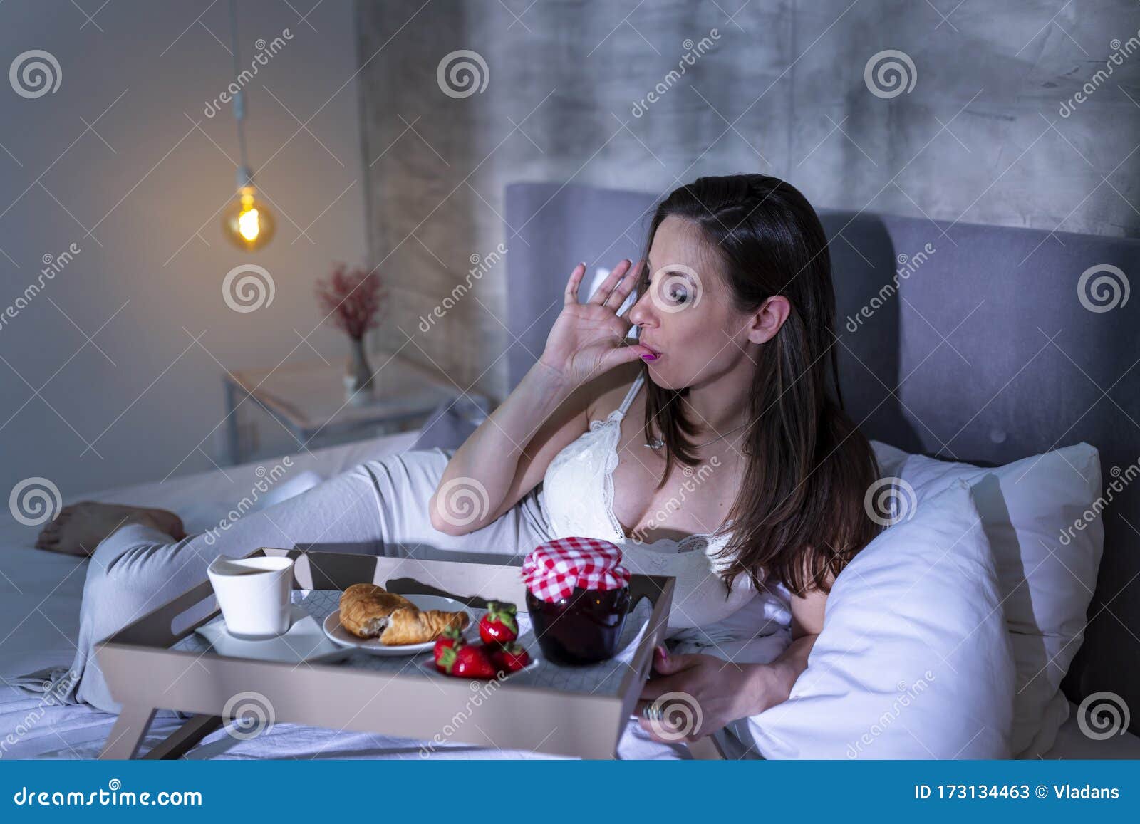 femme enceinte lit un livre pendant le petit déjeuner. concept de