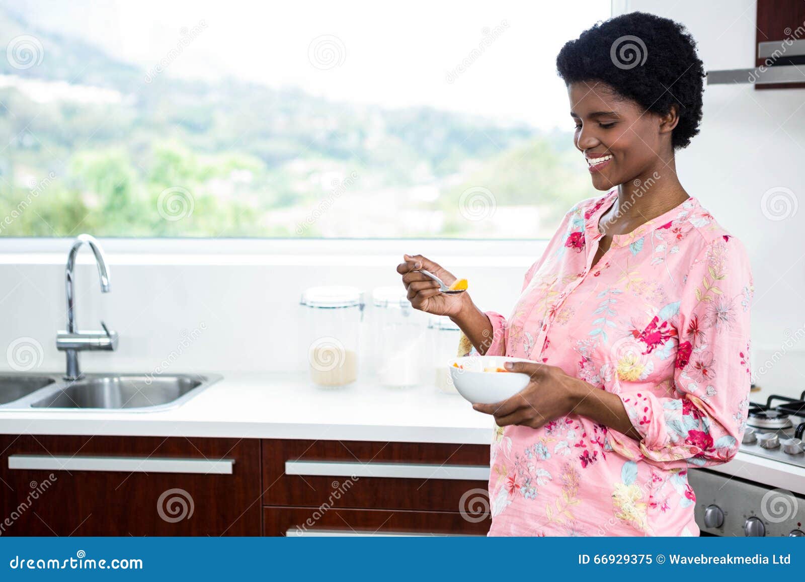 Femme Enceinte Mangeant De La Salade De Fruits Image stock Image du