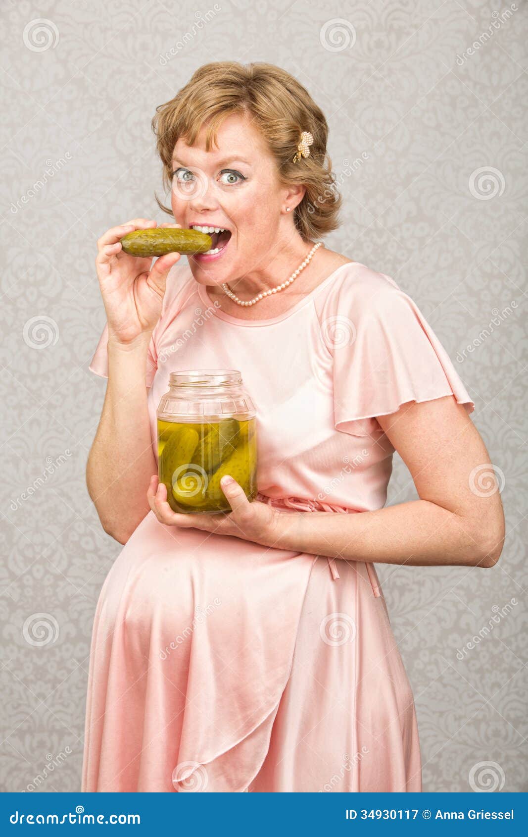 Femme Enceinte Mangeant Des Conserves Au Vinaigre Image stock Image