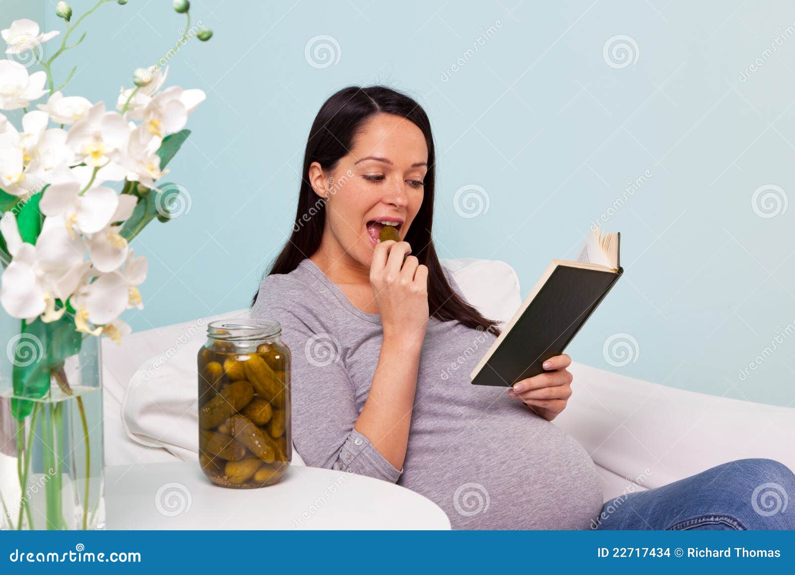 Femme Enceinte Mangeant Un Cornichon Mariné. Photo stock Image du