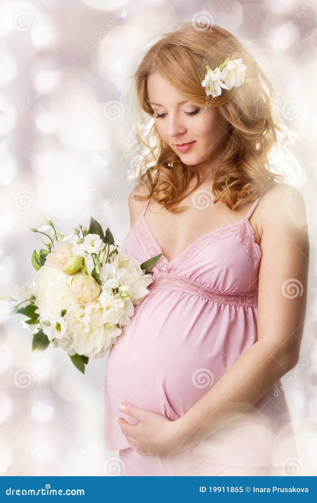 Femme Enceinte Regardant Le Ventre Image stock Image du neuf, demi