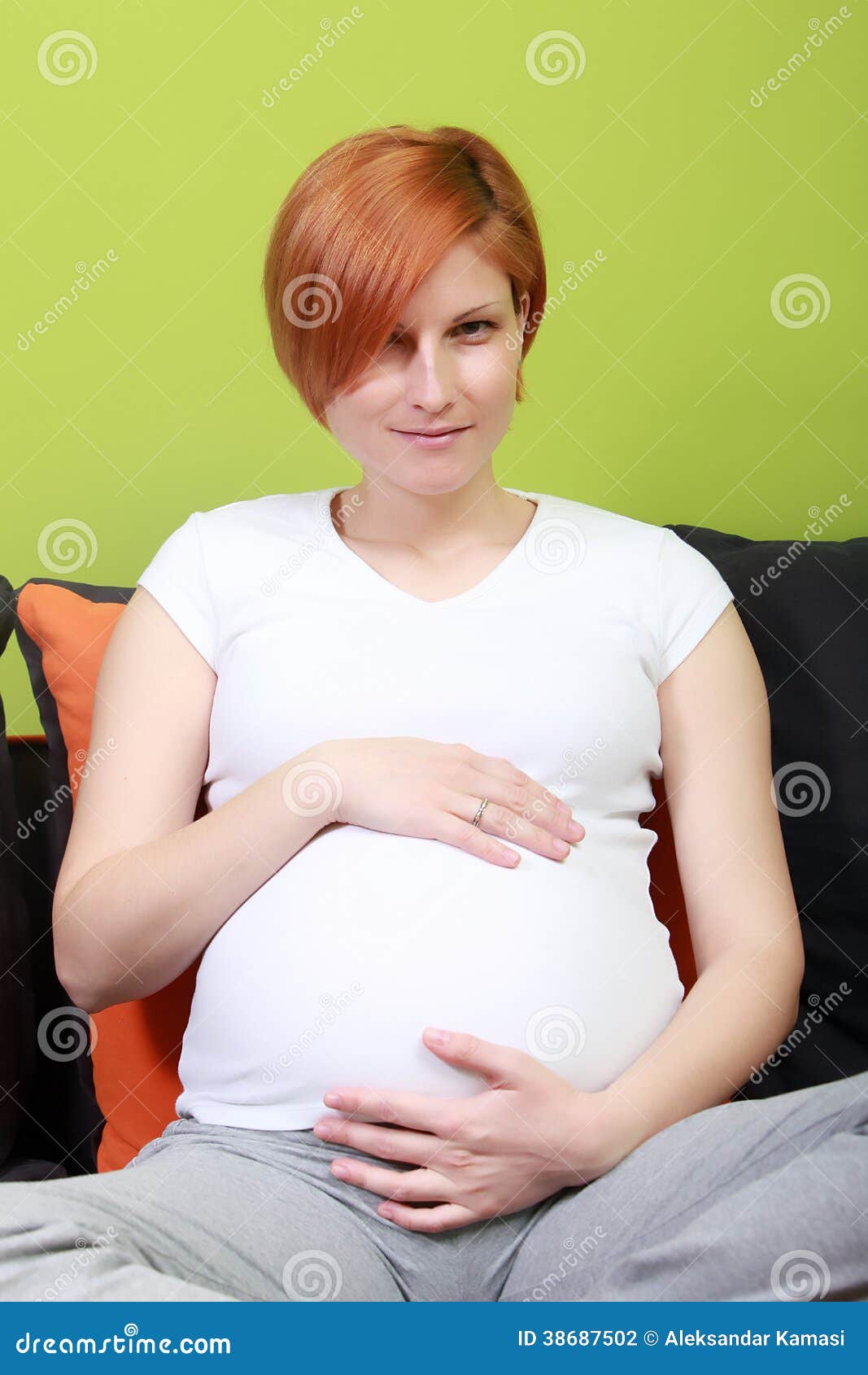 Femme Enceinte S'asseyant Sur Le Sofa Photo stock Image du