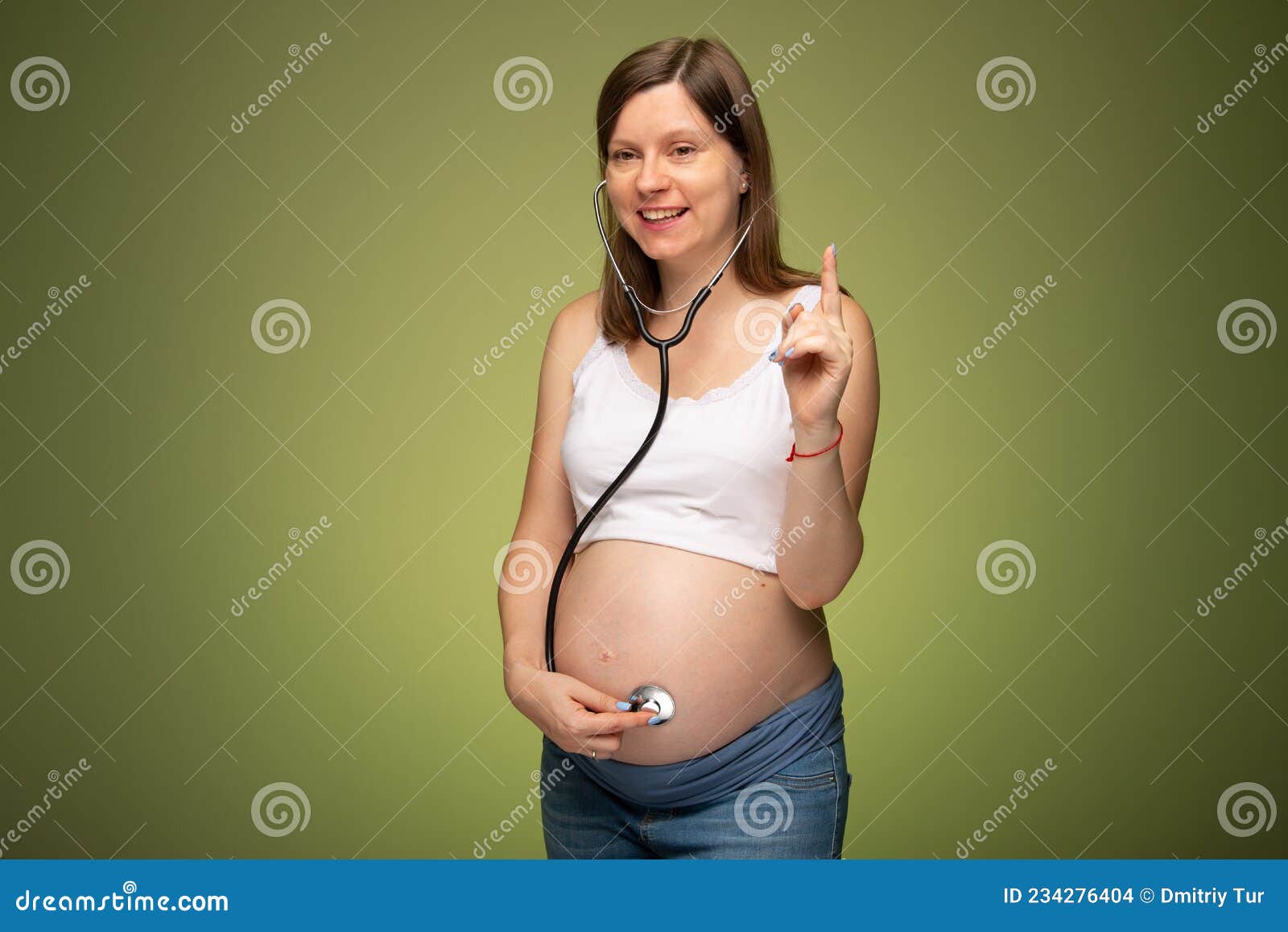 Femme Enceinte Stéthoscope Essayant D'entendre Son Bébé Battement