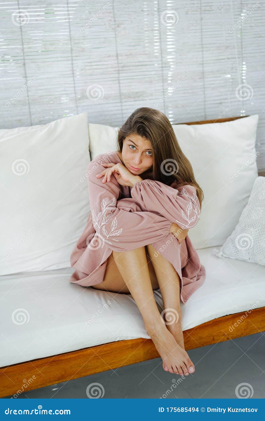 Femme Enfantine En Robe Rose Assise Les Jambes Sur Un Canapé Levant