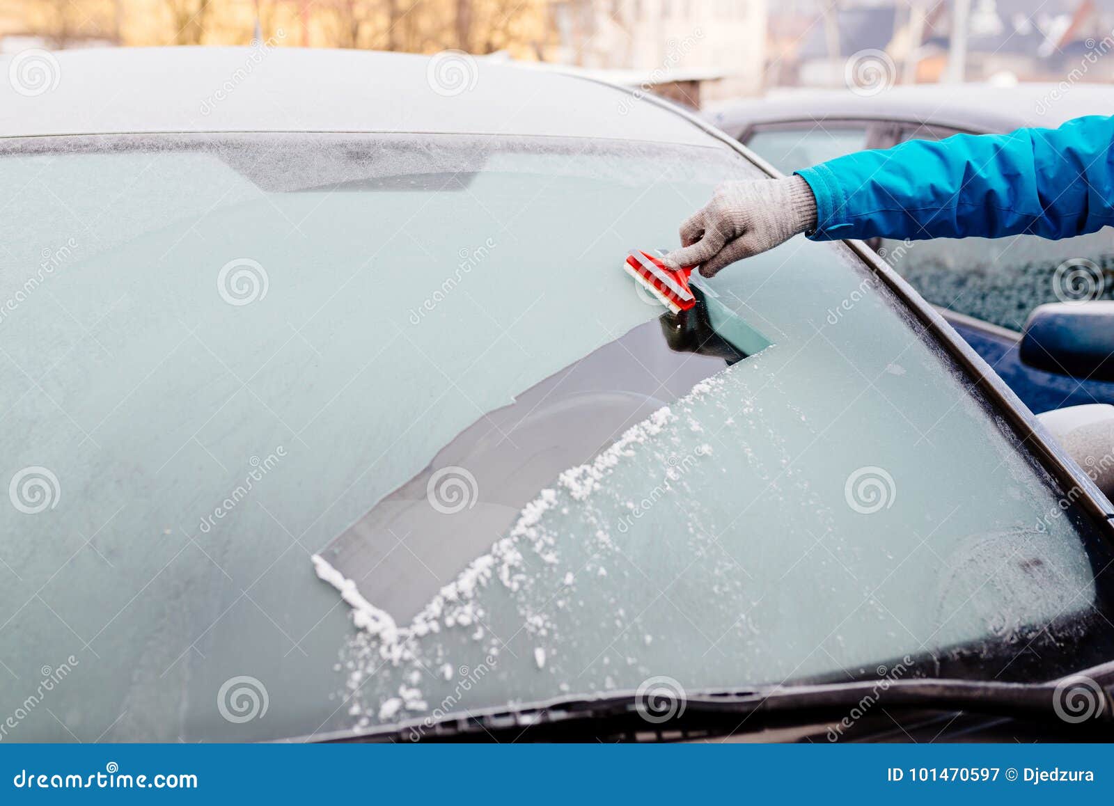 Femme Enlevant La Glace Du Pare-brise De Voiture Avec Le Grattoir En Verre  Photo stock - Image du saison, propre: 101470546