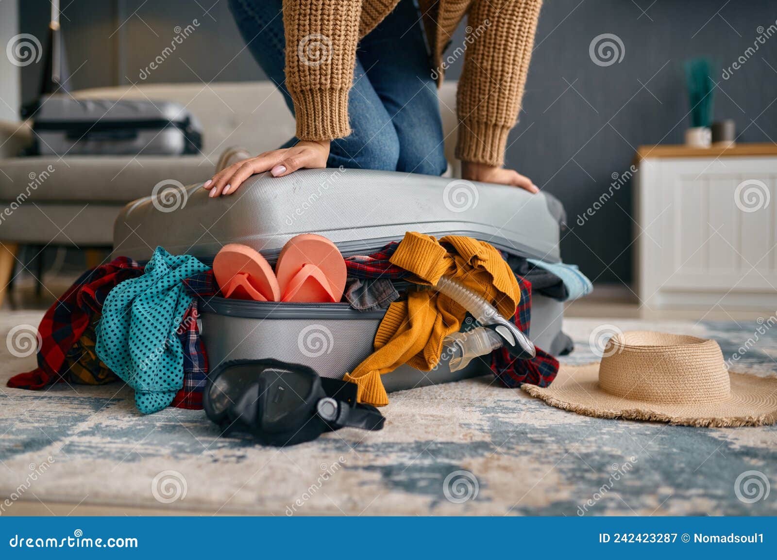 femme prépare une valise de voyage à la maison. femme excitée essayant de  fermer une valise pleine. 11137615 Photo de stock chez Vecteezy