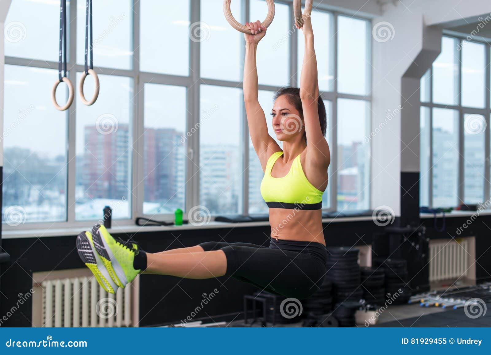 Femme Faisant Des Exercices Avec Des Anneaux, Accrocher, Soulevant