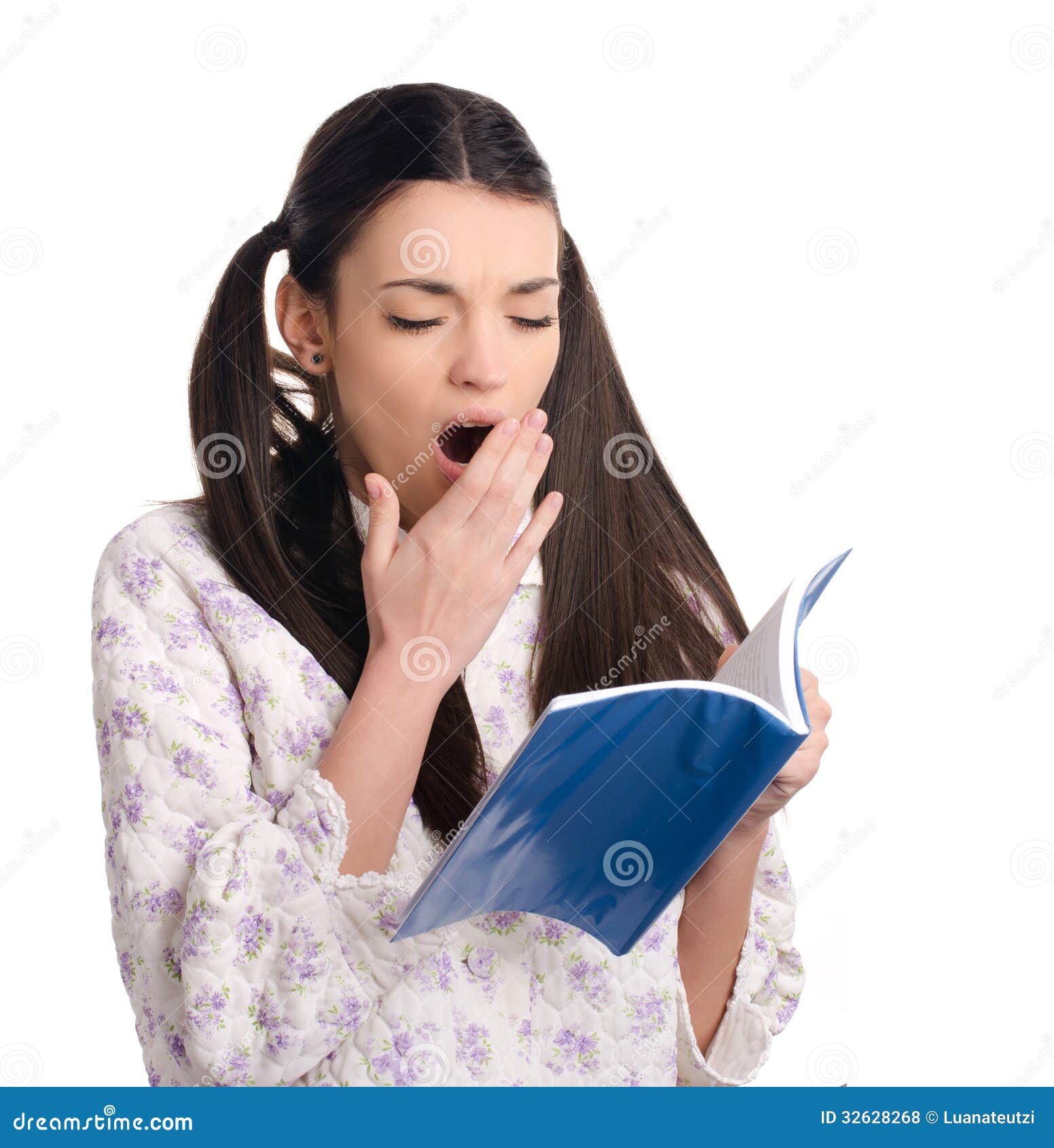 Почему при чтении зеваешь. Учитель зевает. Зевают дамы за чтением. Девушка зевает на уроке. Человек зевает за книжкой.