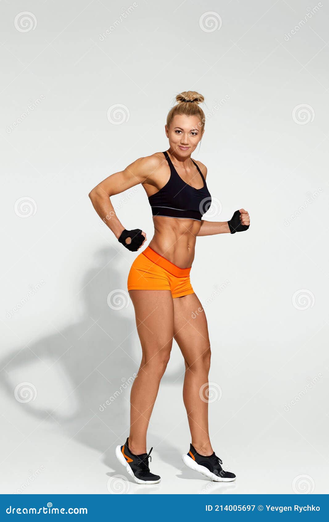 Femme Fitness Sexy Tenue Sport Avec Corps Parfait Dans Salle image