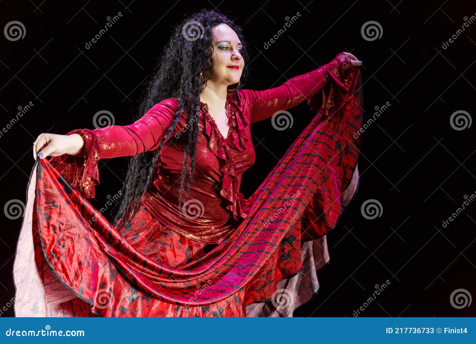 Femme Gitane Pieds Nus Avec De Longs Cheveux Noirs Danse Dans Une Robe Rouge Sur Un Fond Noir