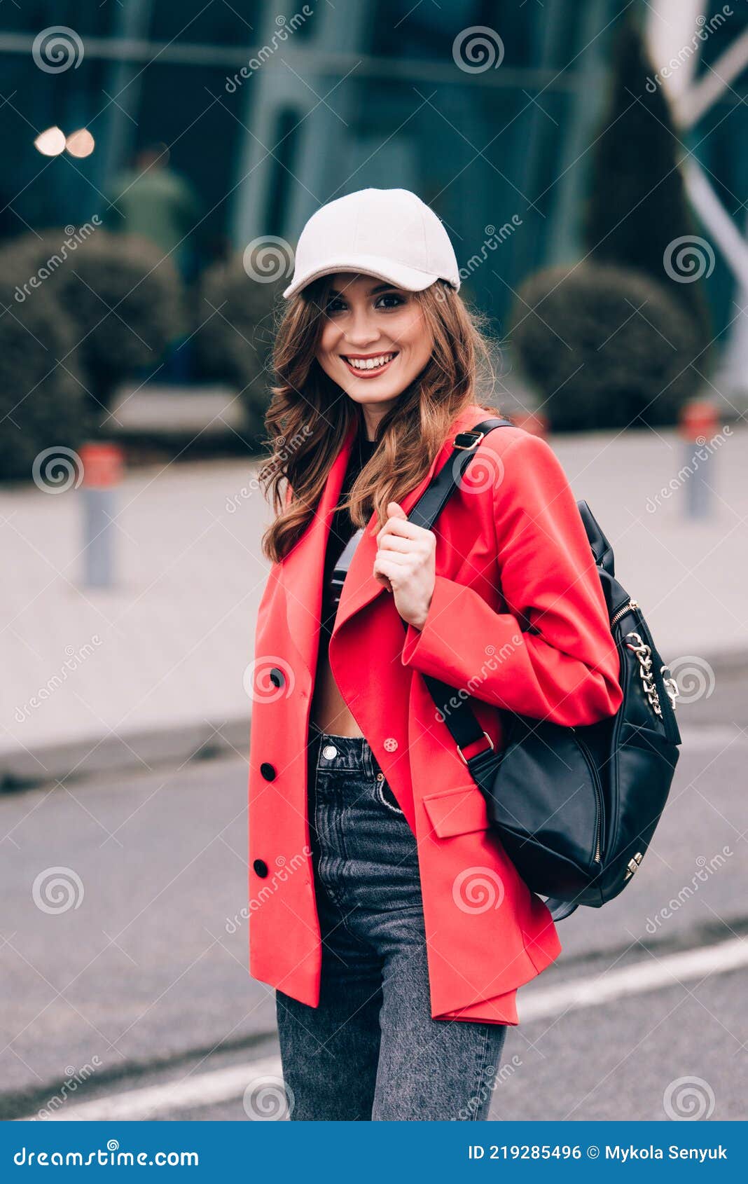 Femme Glamour Dans La Tenue Branch e Posant Contre Le B timent