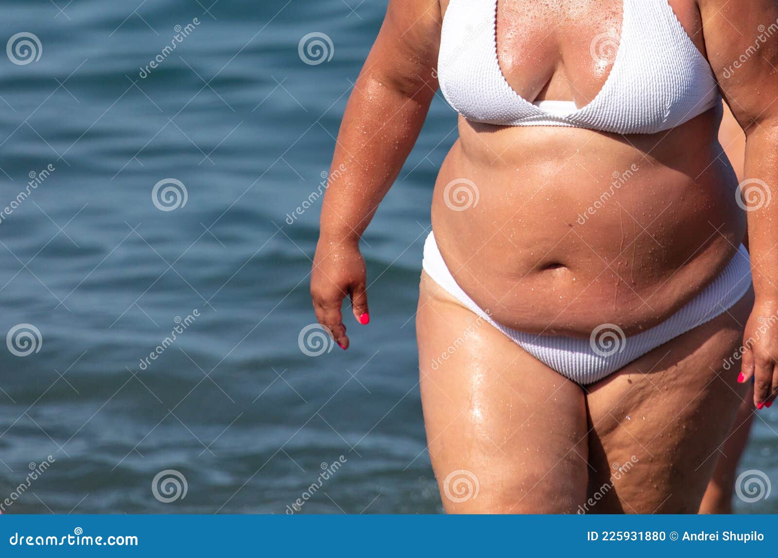 femme grosse en maillot de bain