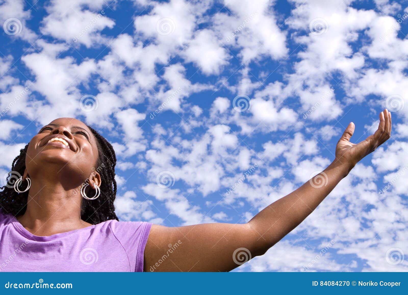 Femme Heureuse D'Afro-américain Avec Les Bras Ouverts Photo stock - Image  du allégresse, satisfaction: 84084270