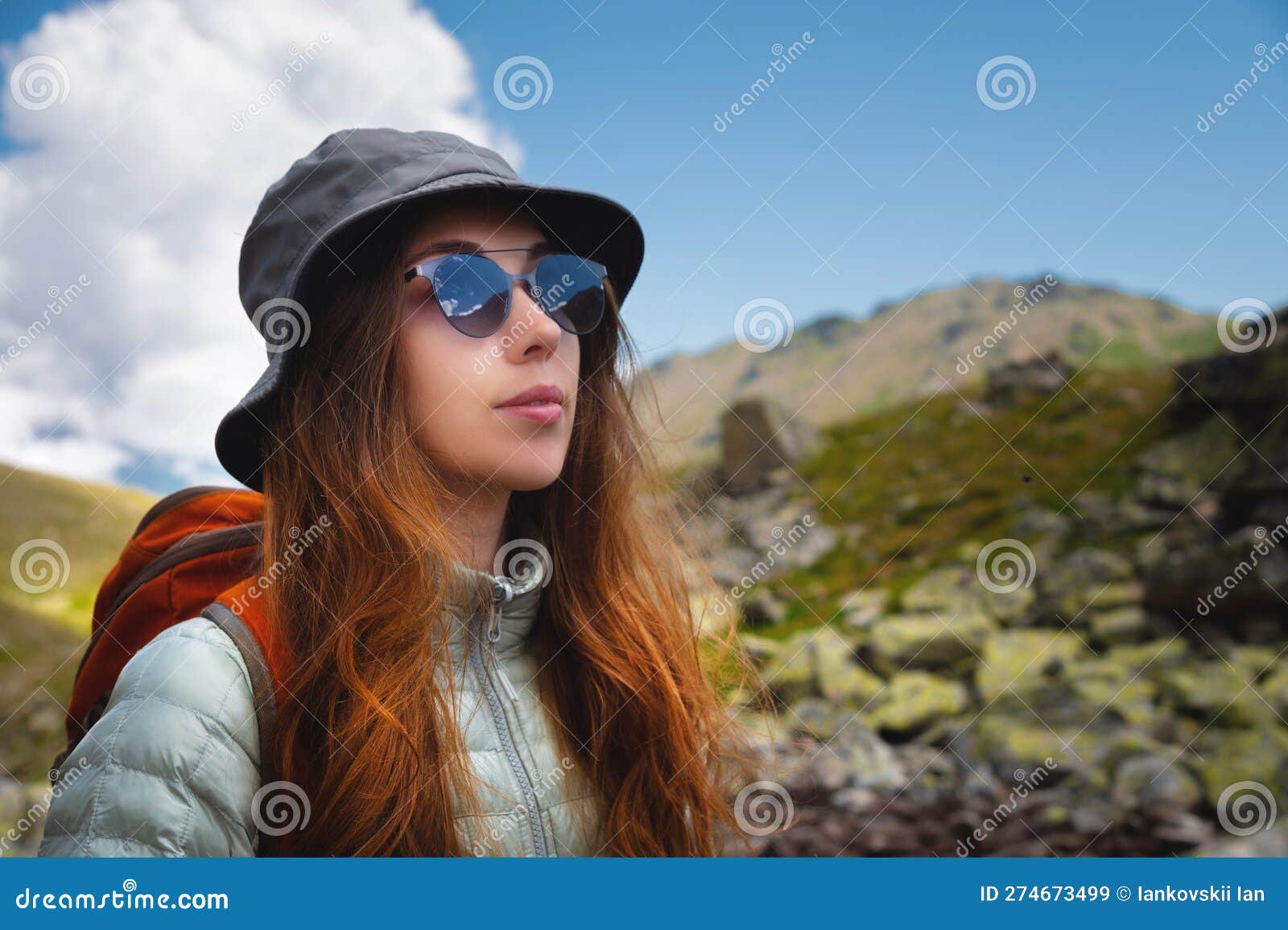 Portrait D'une Jeune Femme Touriste Avec Un Grand Sac à Dos De Voyage Au  Lever Du Soleil En Mer. Concept De Voyage Et De Tourisme