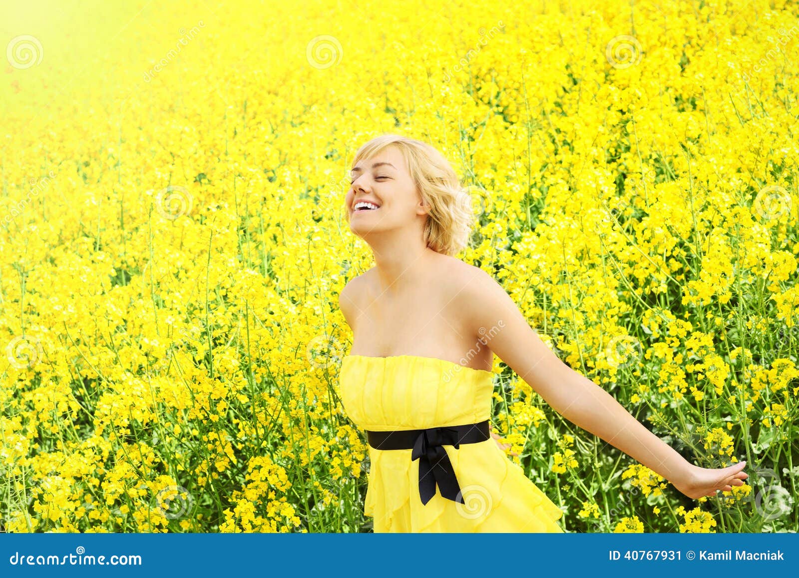 Femme Heureuse Sur Le Champ Des Fleurs Image Stock Image Du Gens