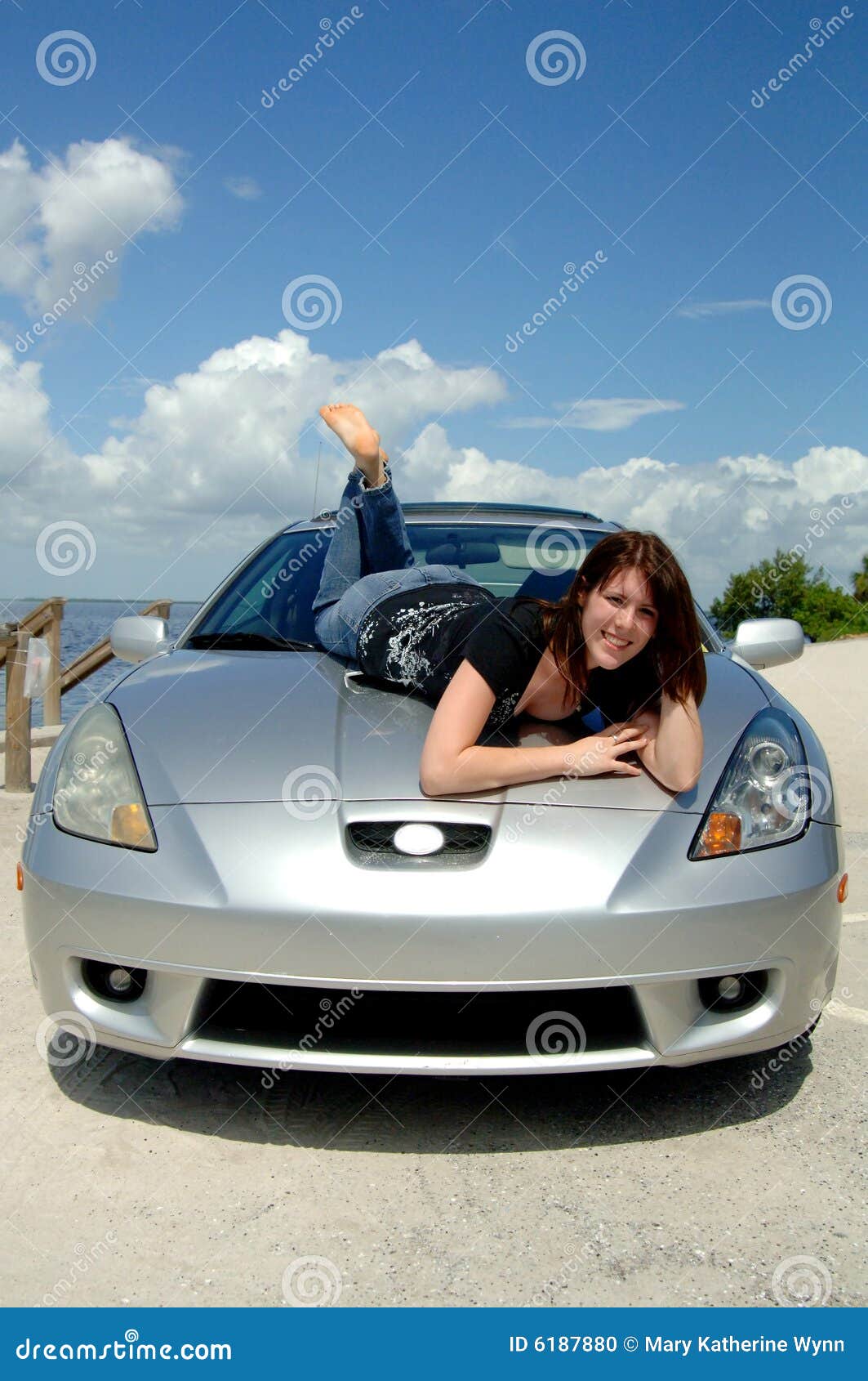 Main Femme Tient Le Bâtonnet à Huile Métallique Avec Poignée Jaune étendu  De La Prise Sous Le Capot De La Voiture à L'arrière Du C Image stock -  Image du automobile, industrie