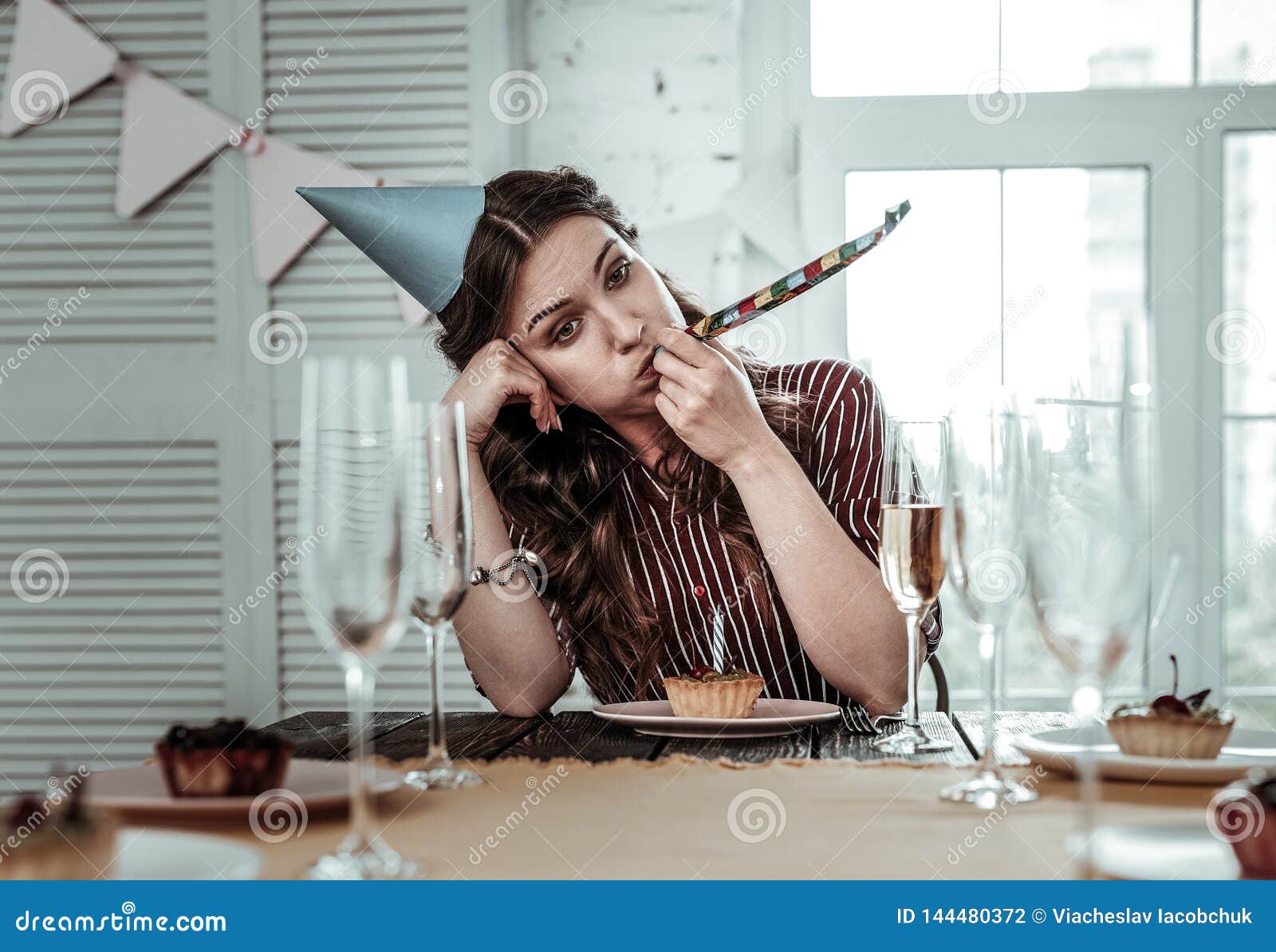Femme Ivre Bouleversee Celebrant Sa Seule Fete D Anniversaire Photo Stock Image Du Seule Bouleversee Femme Ivre Bouleversee Celebrant Sa Seule Fete D Anniversaire Photo Stock Image Du Seule Bouleversee