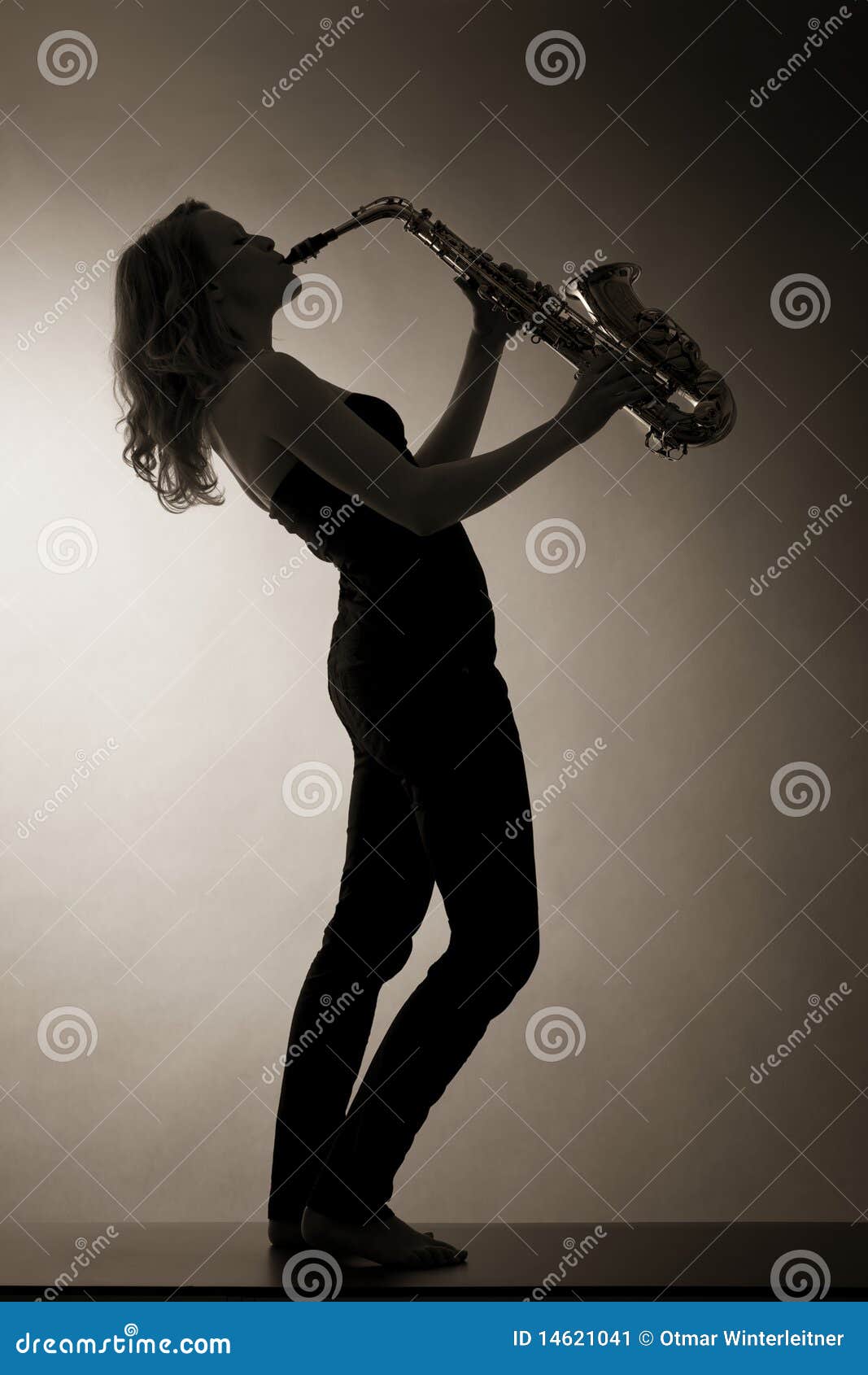 Tir Intégral D'un Jeune Femme Jouant Un Saxophoniste Sax Photo stock -  Image du instrument, isolement: 192685730