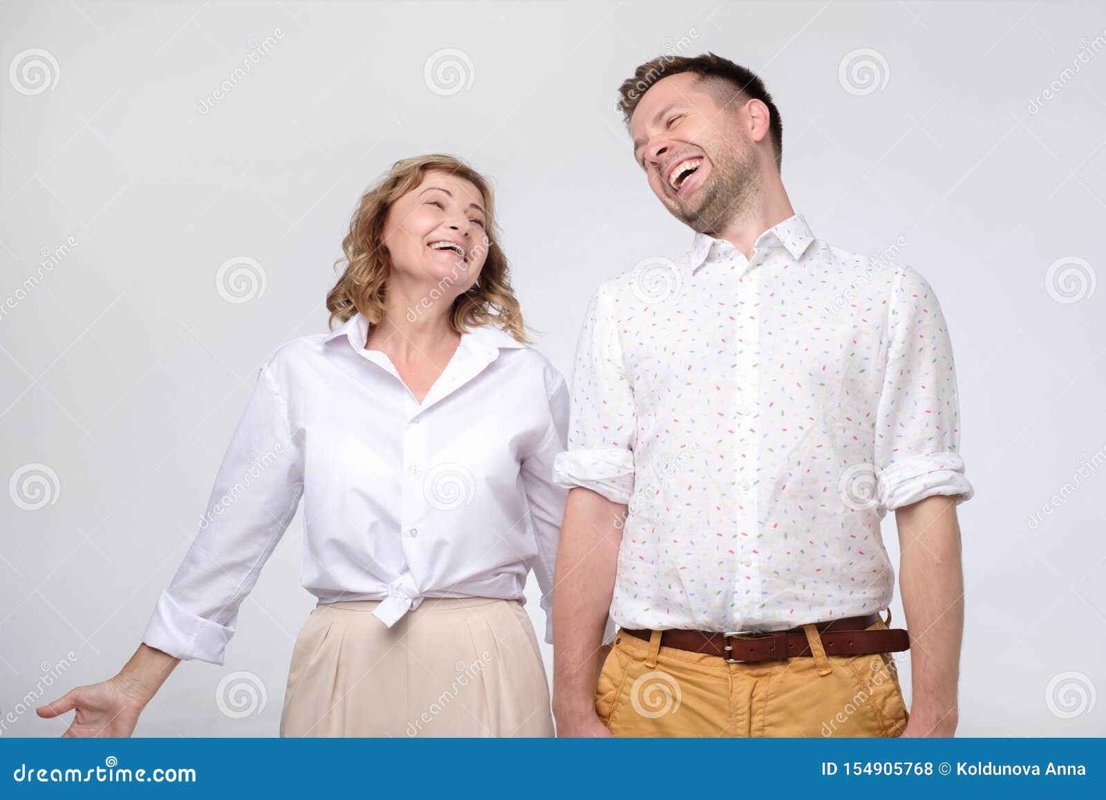 Avoir Images Femme Mure Et Homme Riant Nerveusement Sur La Plaisanterie Drole le plus cool salutations