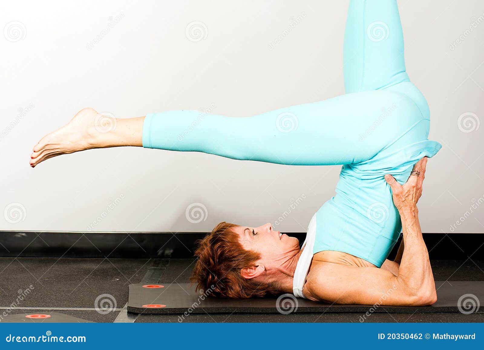 Femme mûre faisant Pilates photo stock. Image du mûr - 20350462
