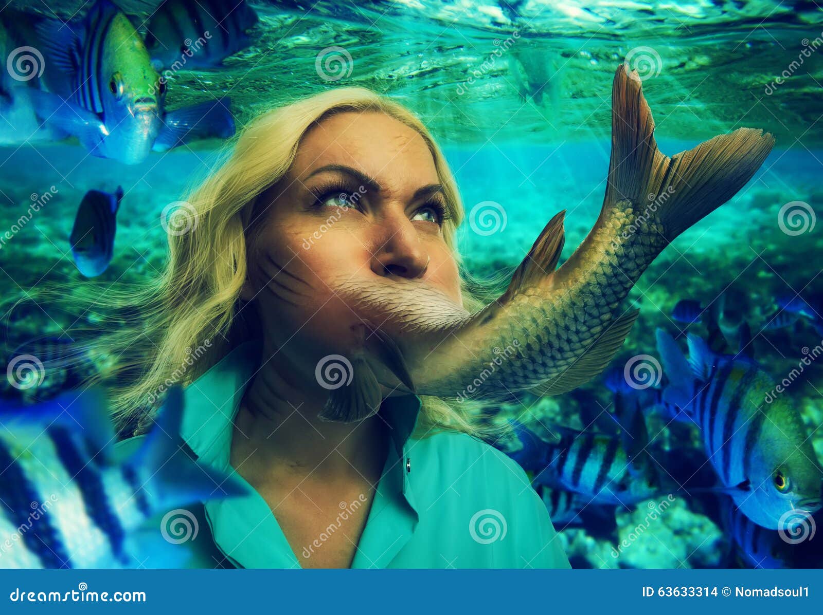 Femme Mangeant Des Poissons Photo stock Image du préparation, prise