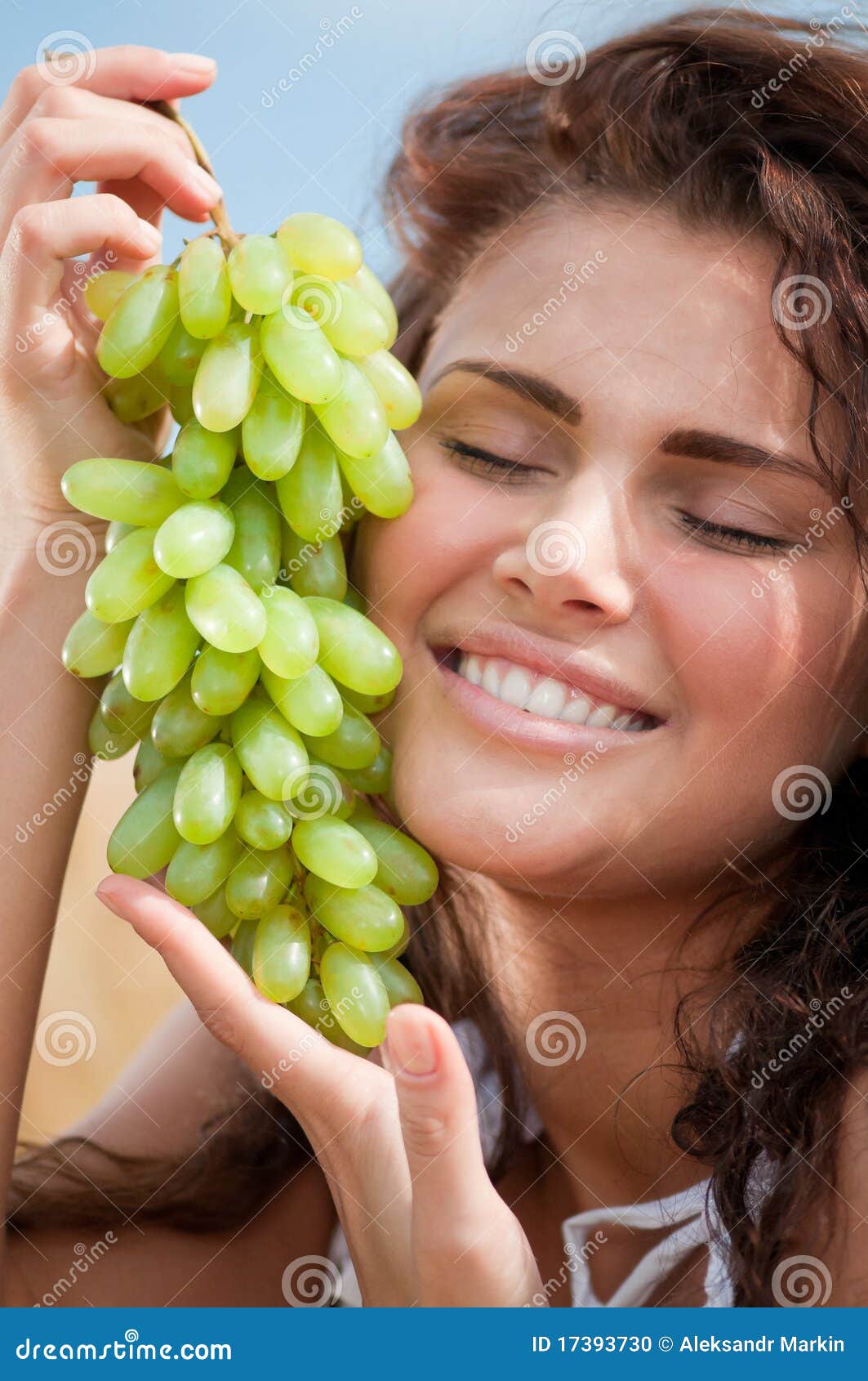 Девушка есть виноград. Женщина с виноградом. Красивая девушка с виноградом. Фотосессия с виноградом. Девушка ест виноград.