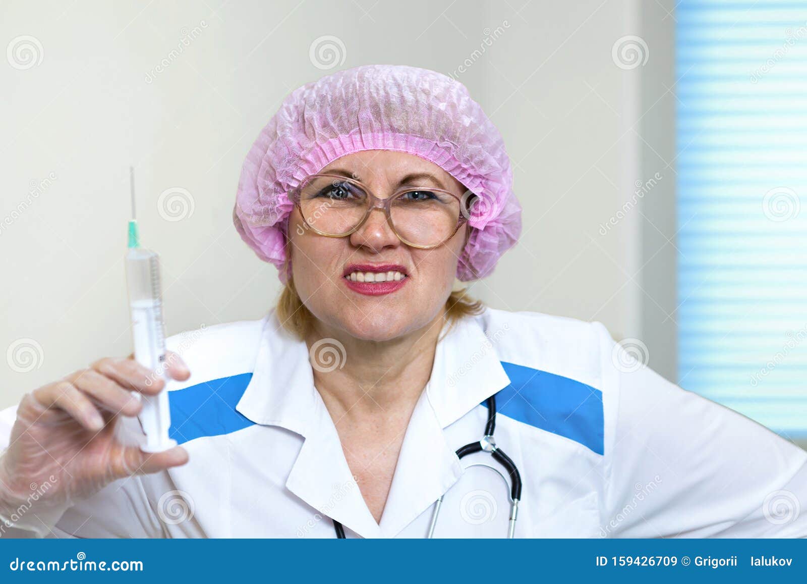 Femme Marrante Dans Le Cabinet Du Medecin A La Reception Image Stock Image Du Injections Docteur Femme Marrante Dans Le Cabinet Du Medecin A La Reception Image Stock Image Du Injections Docteur