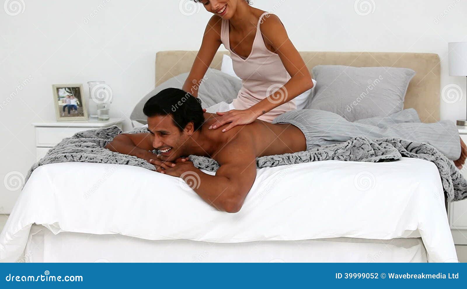 Жена принесла мужу видео. Мужчина массажирует женщину фото на кровати.