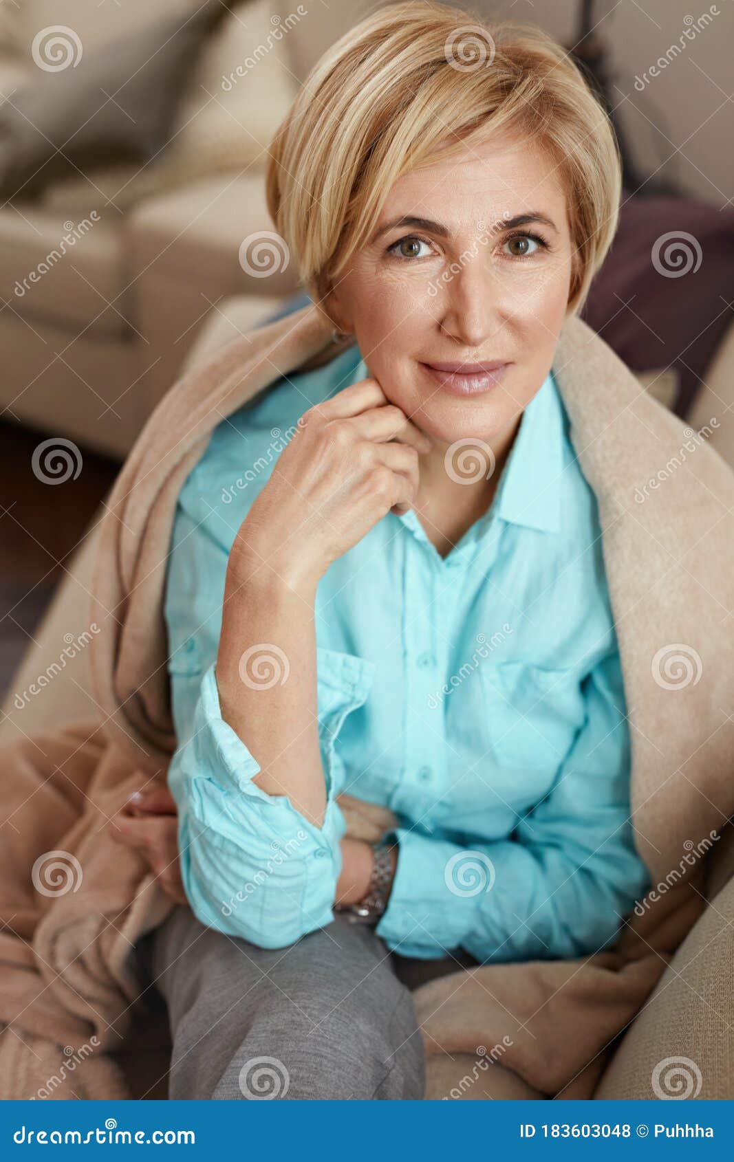 Femme Mature Belle Salope En Bonne Santé D Âge Moyen Assis Sur Le Sofa à La Maison Photo Stock
