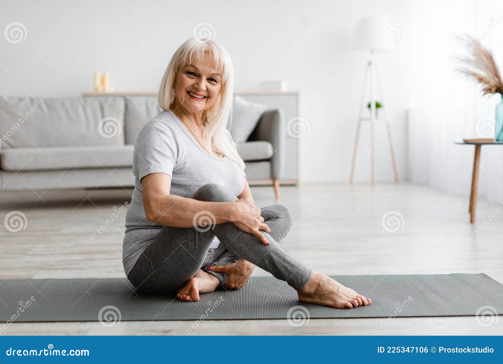 Femmes âgées Faisant Du Yoga Et Du Fitness Ensemble à La Maison