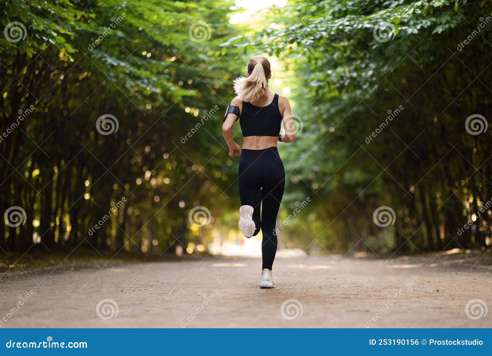 Femme Mince En Sport Jogging Par Parc Vue Arri re Photo stock
