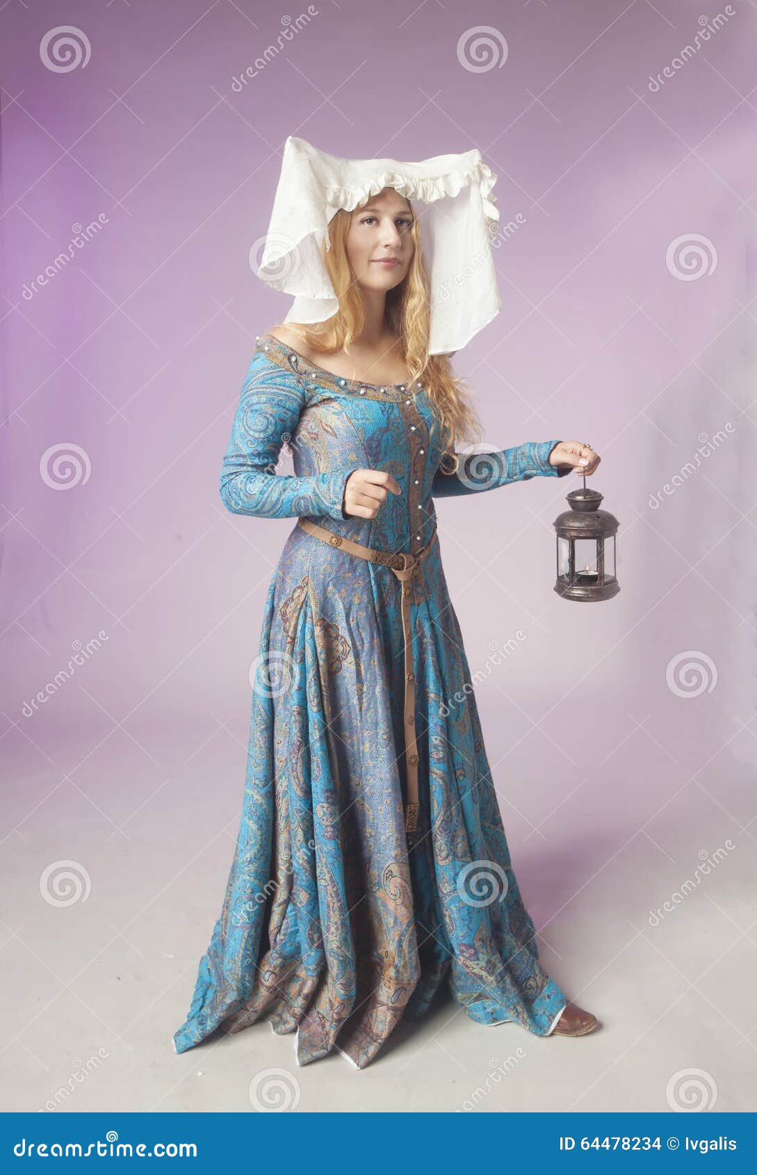 Femme Noble Médiévale Avec Une Lampe Photo stock Image 64478234