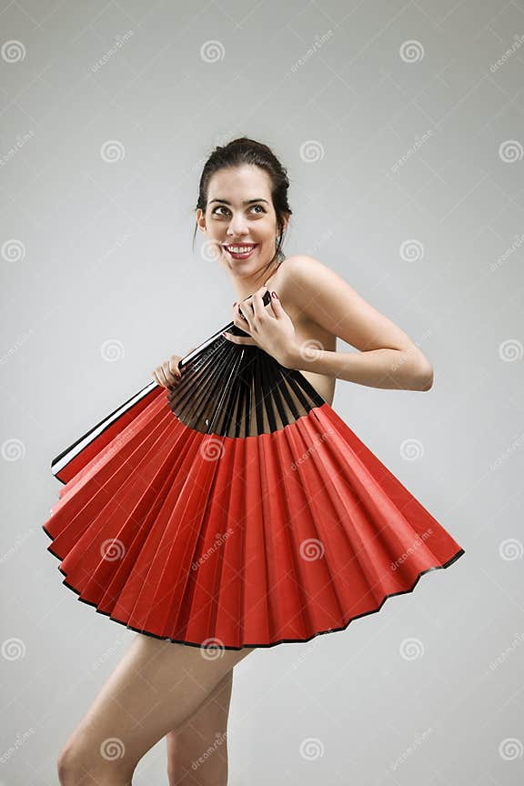 Femme Nu Avec Le Ventilateur. Image stock Image du adulte, verticale 2424525