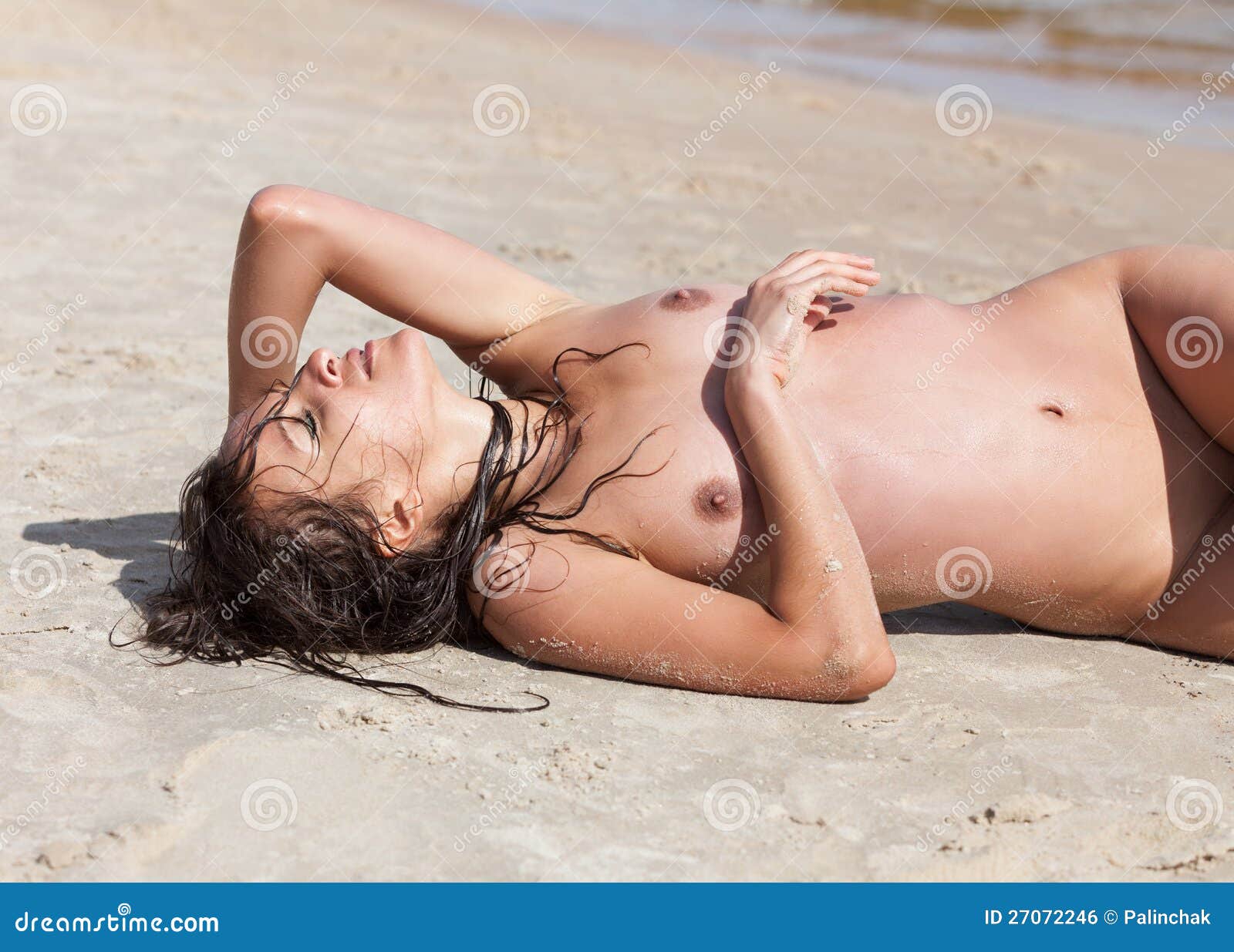 Photo de femme nu sur la plage