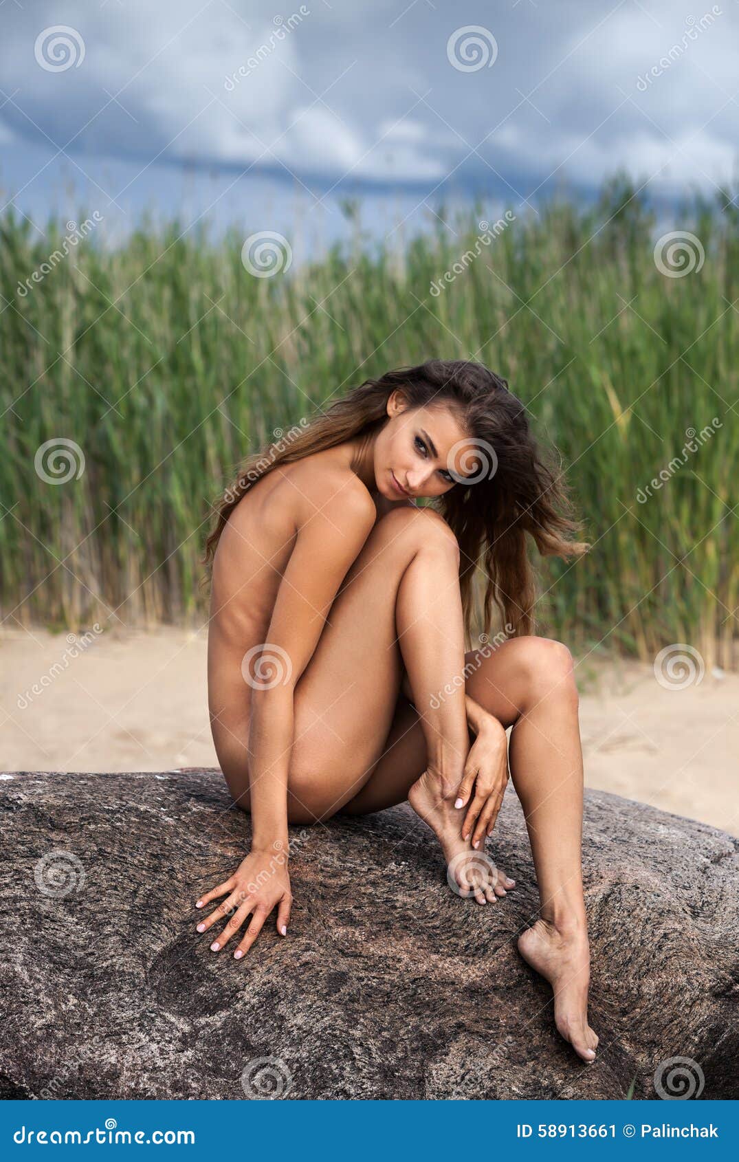 Femme Nu Sur Le Fond De Nature Image stock - Image du attrayant, heureux:  58913661
